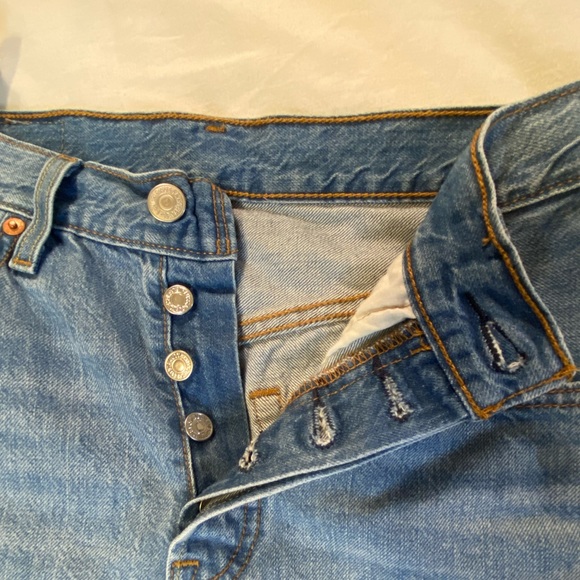 Levi’s 501 High Wasted Jeans - Picture 5 of 5